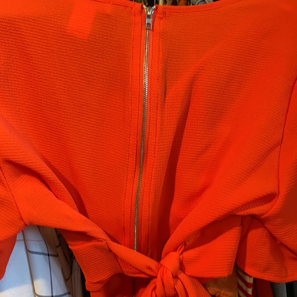 Doesn’t fit, size medium, crop top, good condition. - Picture 3 of 4